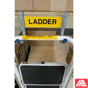Κίτρινη ετικέτα Brady με ένδειξη LADDER σε σκάλα