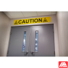 Κίτρινη προειδοποιητική επιγραφή Brady CAUTION πάνω από είσοδο