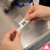 Αυτοπλαστικοποιούμενη ετικέτα Brady με barcode εφαρμόζεται σε σωληνάριο