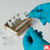 Εφαρμογή λευκής ετικέτας Brady με barcode σε αντικειμενοφόρο πλάκα