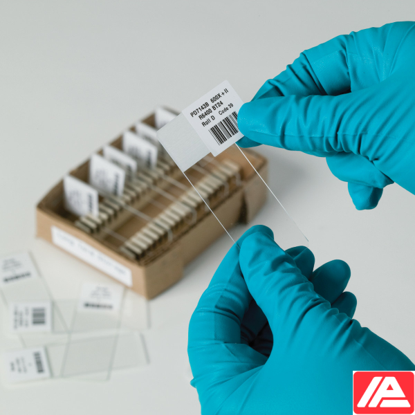 Εφαρμογή λευκής ετικέτας Brady με barcode σε αντικειμενοφόρο πλάκα